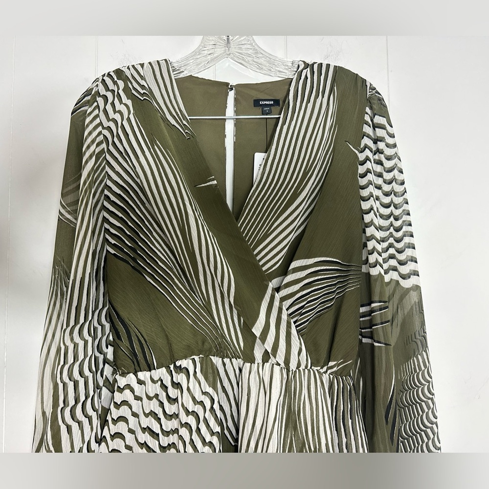 NWT Express Faux Wrap Romper Sz S Balloon Sleeves Ruffle Layered Tropical - Picture 2 of 12
